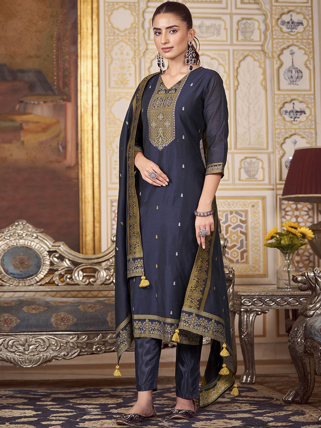 

DIVASTRI Ethnic Motifs Printed V-Neck Straight Kurta With Trousers & Dupatta, Navy blue