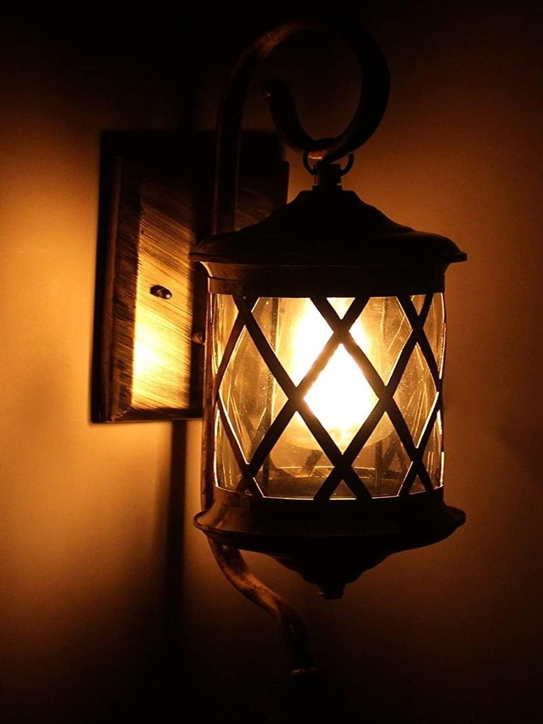 

KINIS Gold-Toned & Black Abstract Shaped Wall Lamp & Bulb