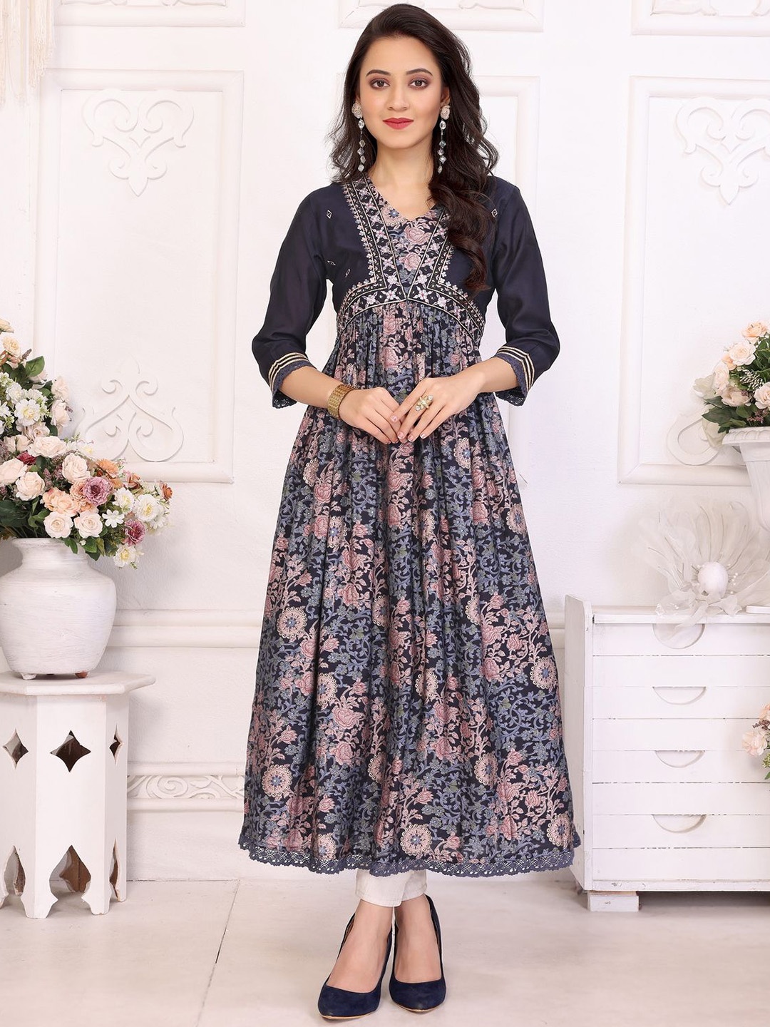 

Rangita Floral Embroidered Thread Work Anarkali Kurta, Blue