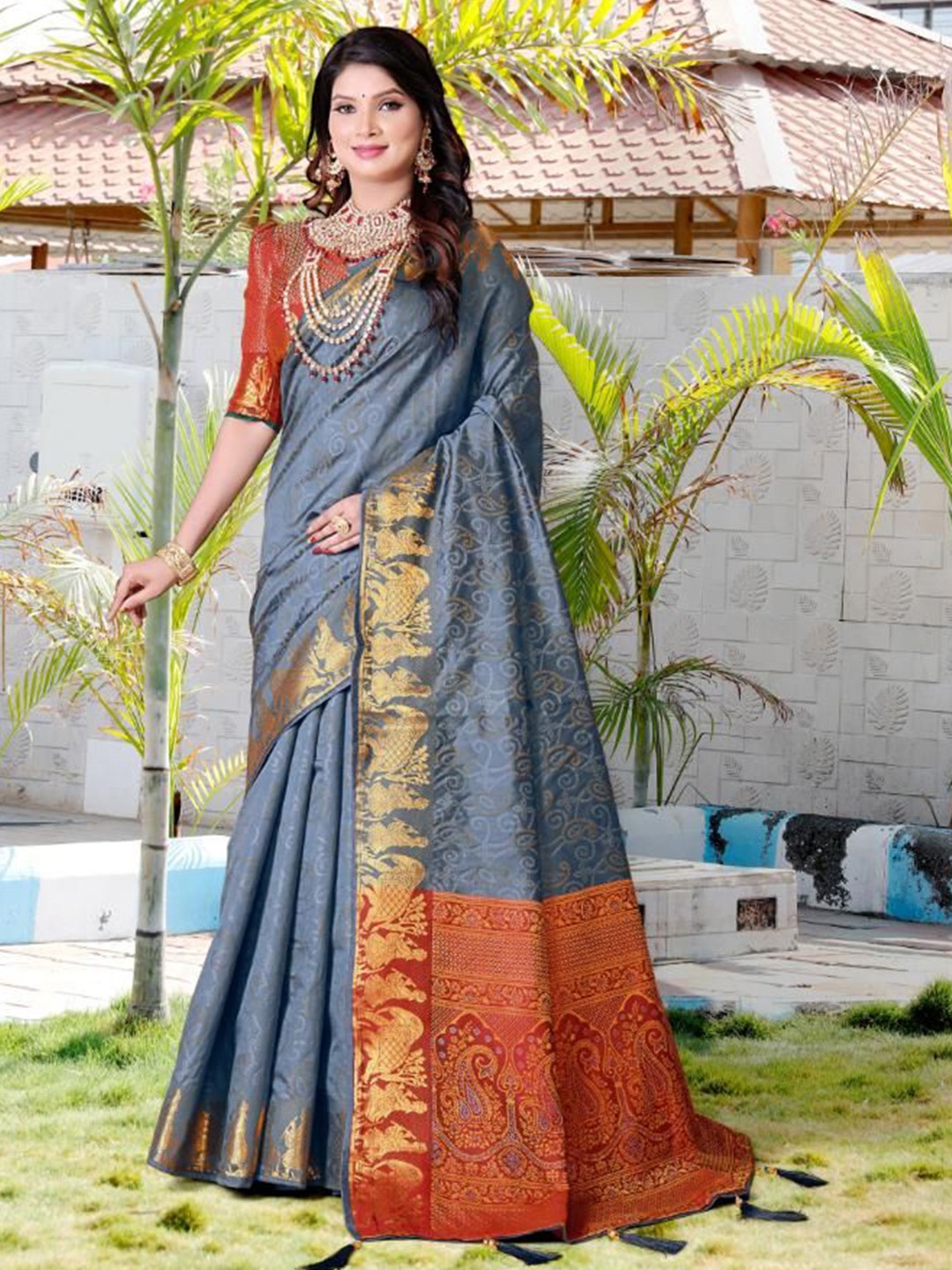 

jayant creation Bandhani Printed Zari Pure Silk Patola Saree, Grey