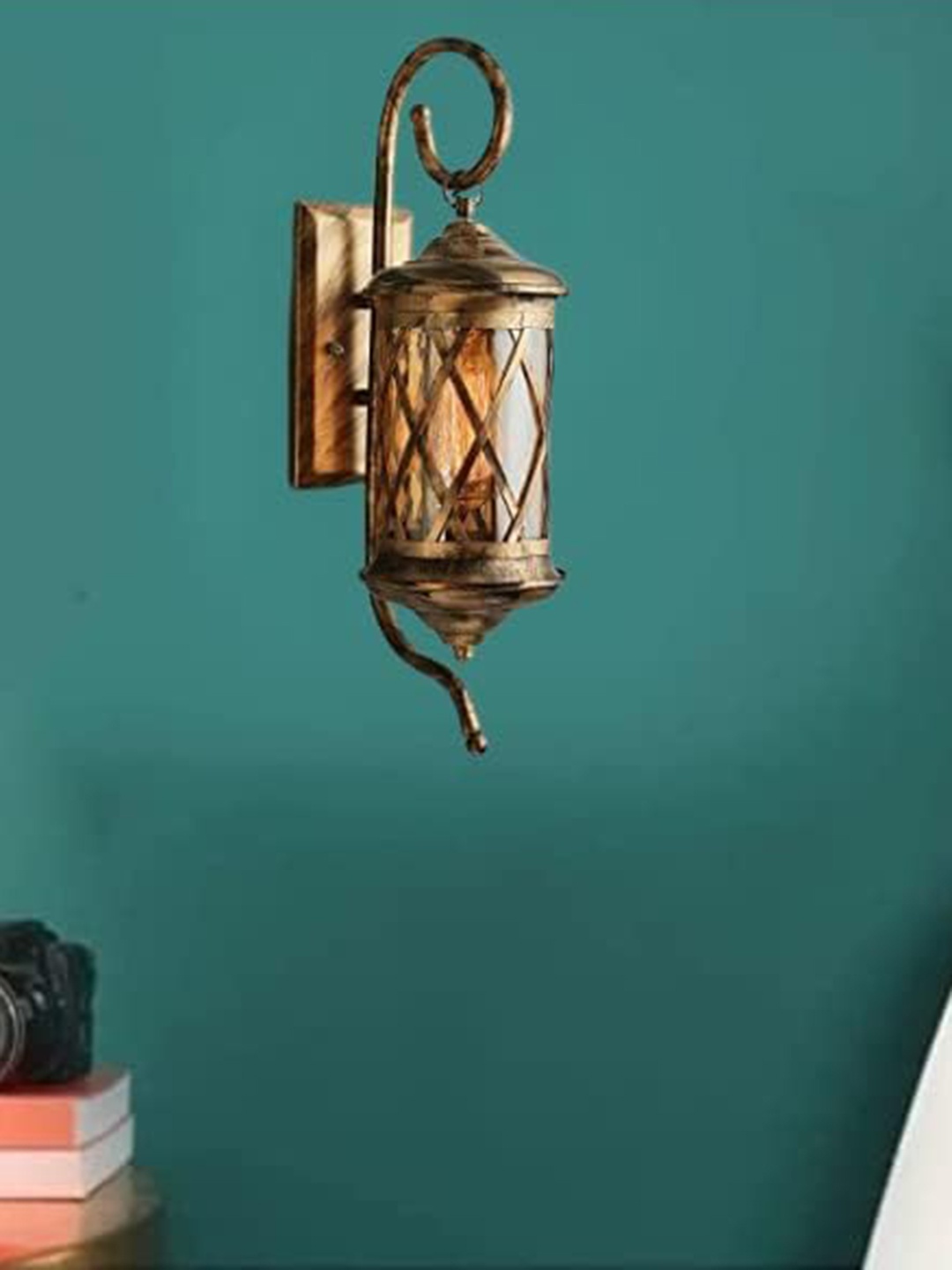 

KINIS Gold-Toned Abstract Shaped Quirky Wall Lamp