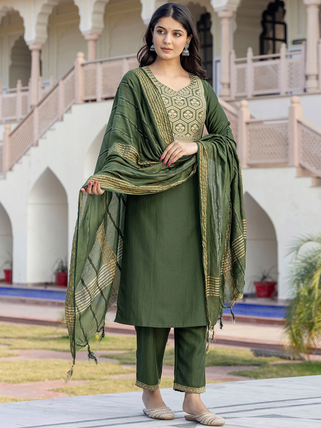 

SKYLEE Floral Yoke Design Chinon Sequinned Straight Kurta With Trousers & Dupatta, Green