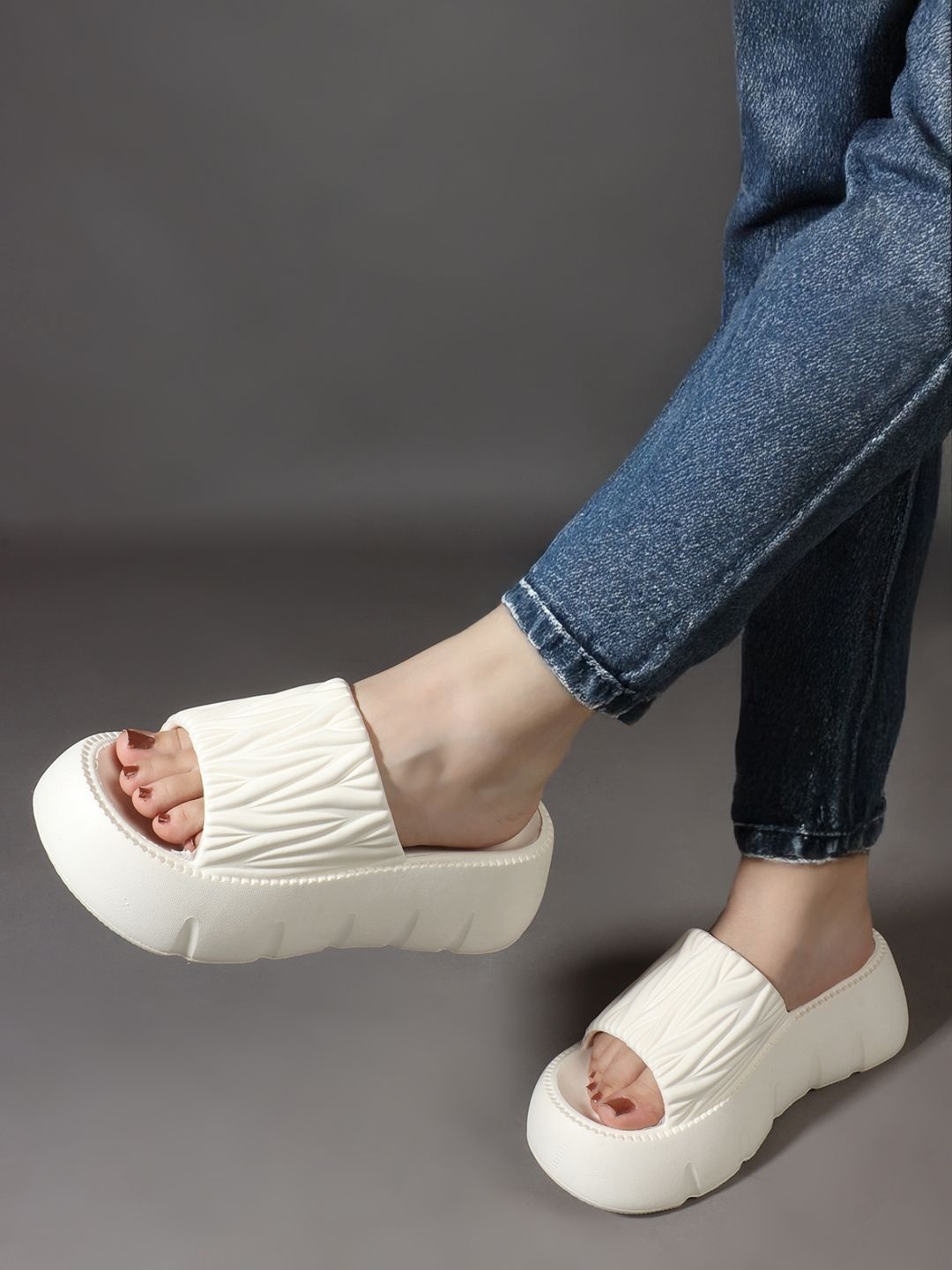 

The Roadster Lifestyle Co Women Comfortable Self Design Sliders, White