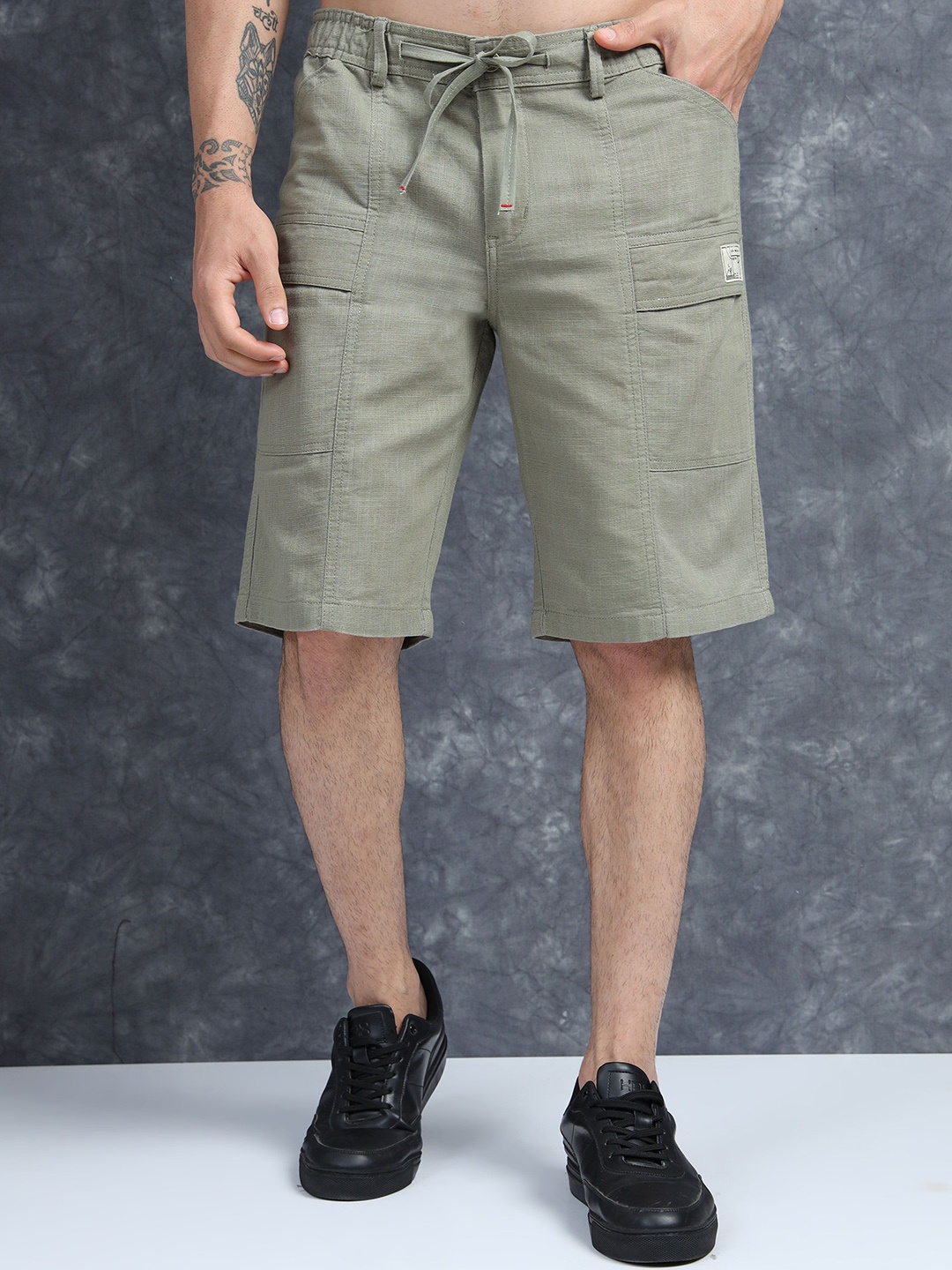 

The Roadster Lifestyle Co Men Relaxed-Fit Mid Rise Linen Shorts, Olive