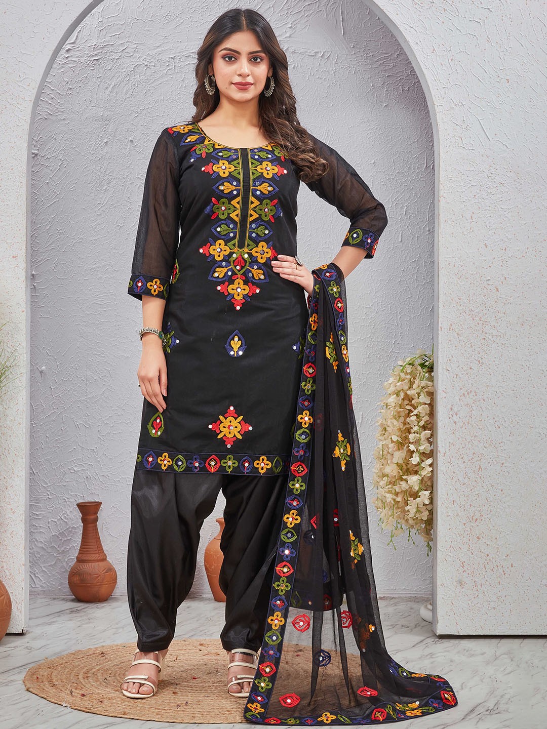 

Globon Impex Ethnic Motifs Embroidered Round Neck Phulkari Kurta With Patiala & Dupatta, Black