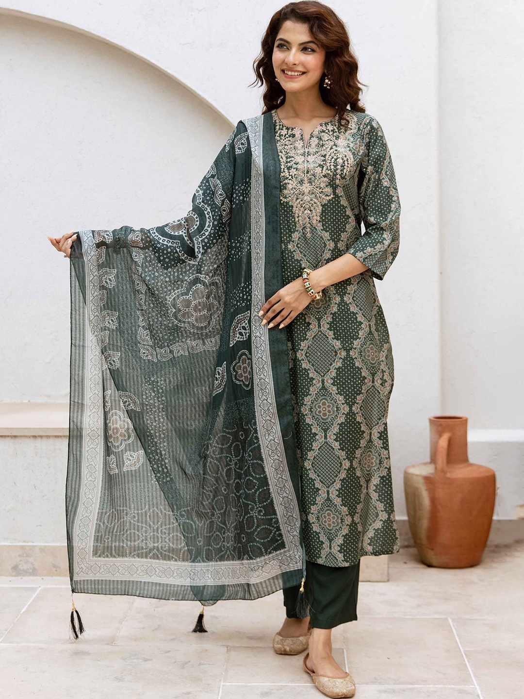 

DIVASTRI Floral Printed Sequinned Straight Kurta With Trousers & Dupatta, Green
