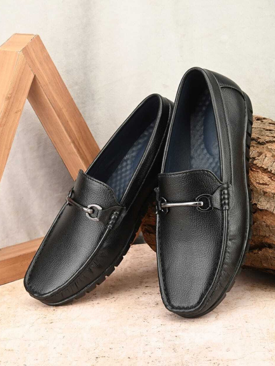 

WAINERS Men Textured Leather Loafers, Black