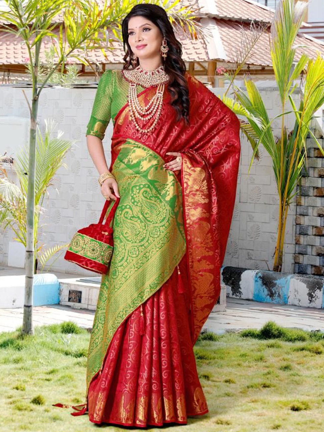 

AKSH FASHION Bandhani Zari Pure Silk Patola Saree, Red