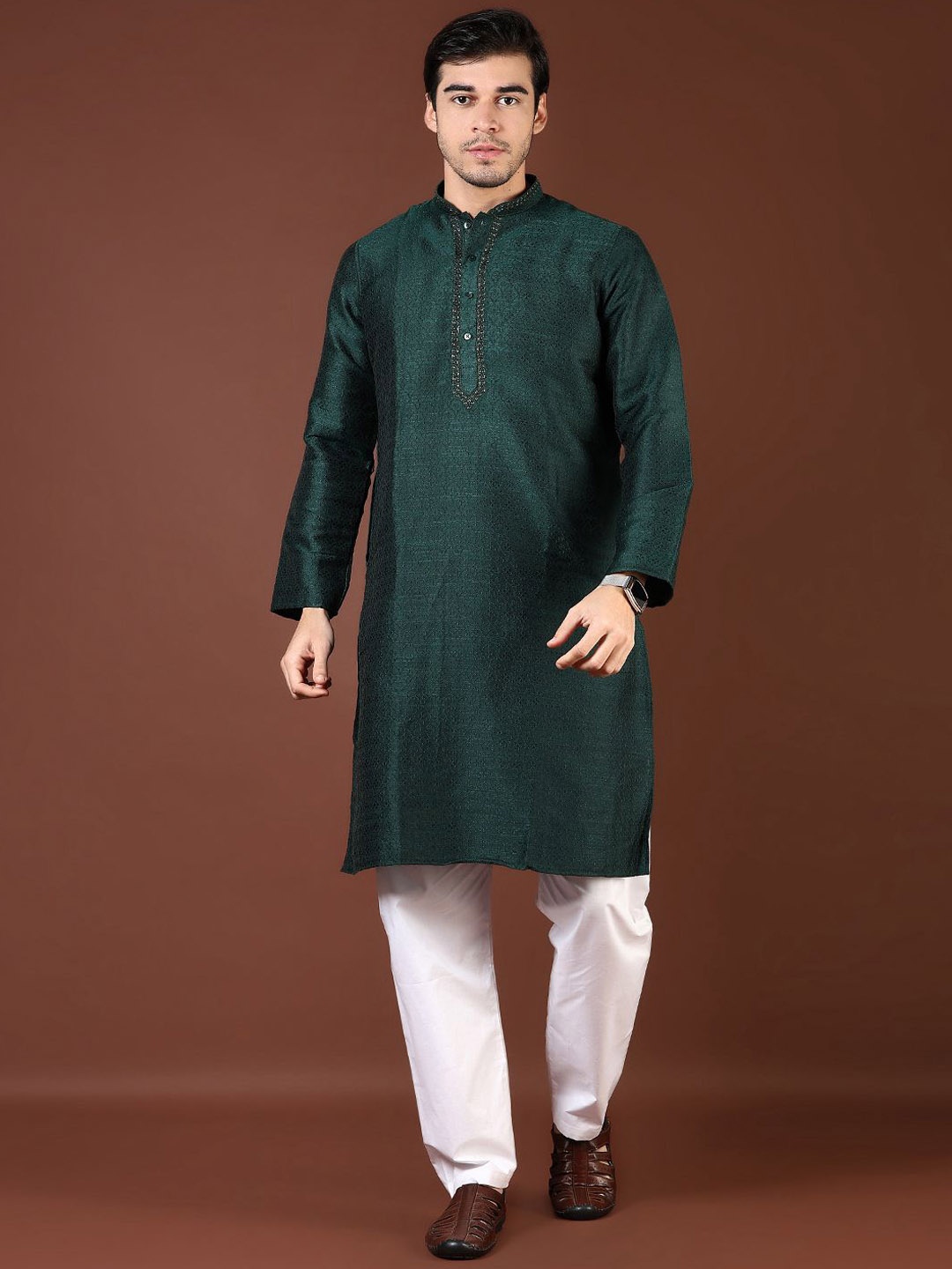 

V-Mart Floral Embroidered Mandarin Collar Thread Work Straight Kurta With Pyjama, Green