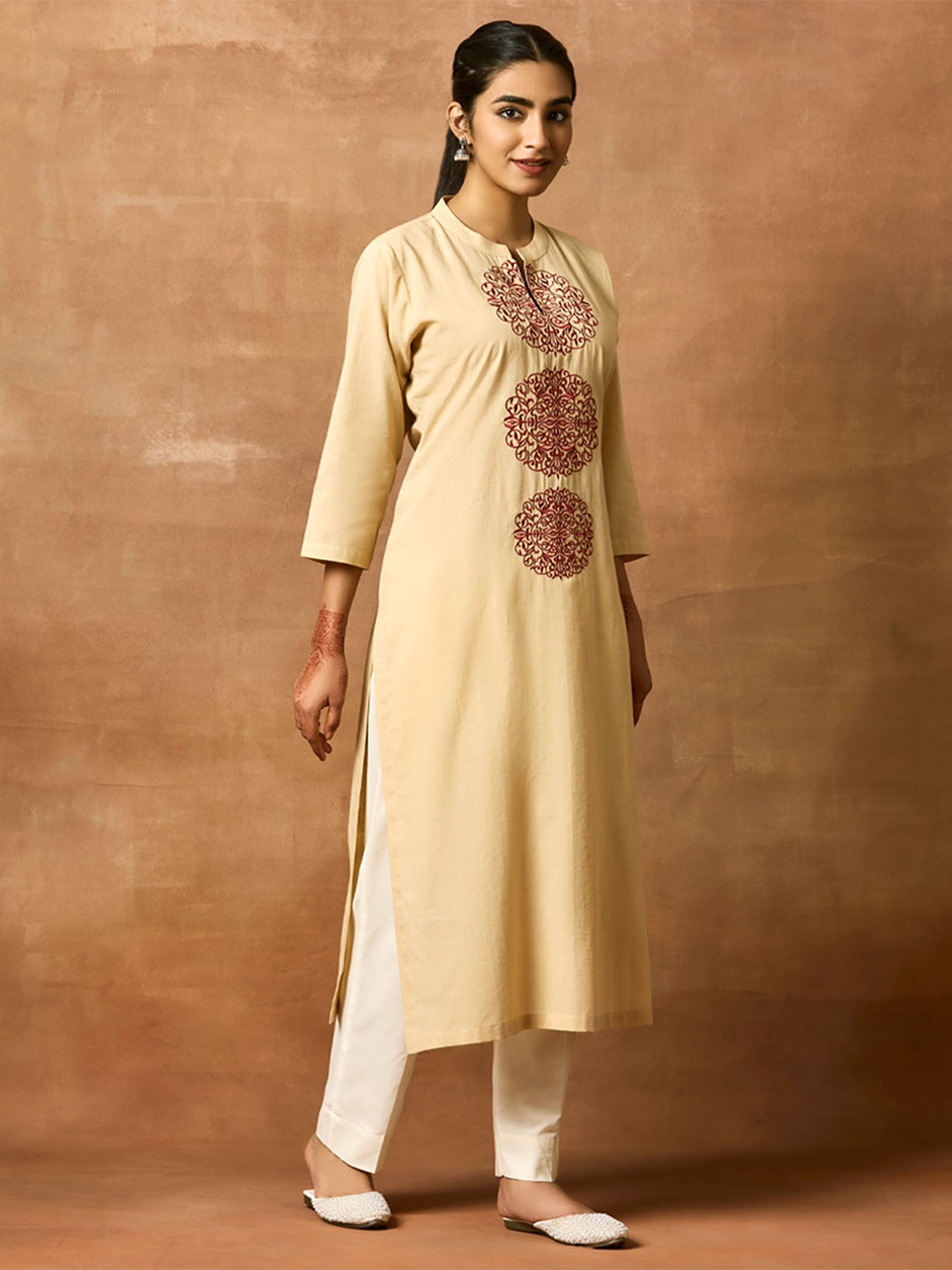 

WOMEN PLUS Floral Embroidered Mandarin Collar Pure Cotton Straight Kurta, Beige