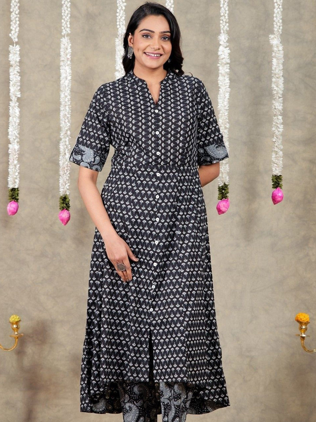 

Aramya Geometric Printed Mandarin Collar Pure Cotton A-Line Kurta, Black