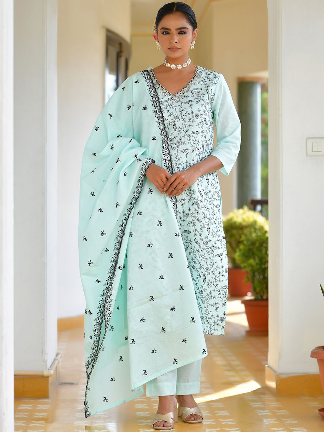 

VAASVA JAIPUR Floral Thread Work V-Neck Pure Cotton Kurta with Trousers & Dupatta, Blue