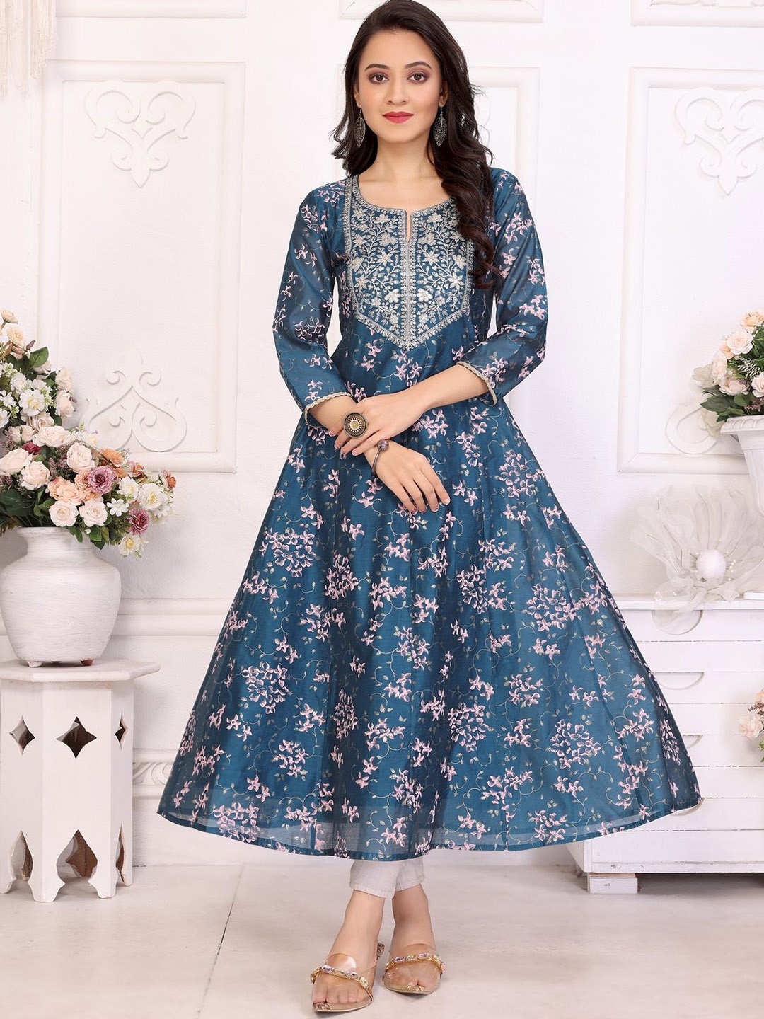 

Rangita Floral Embroidered Sequins Anarkali Kurta, Blue