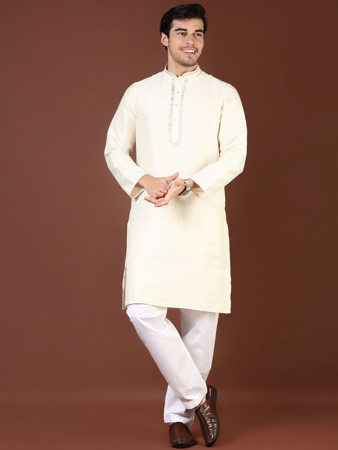 

V-Mart Ethnic Motifs Self Design Mandarin Collar Thread Work Straight Kurta With Pyjama, Off white