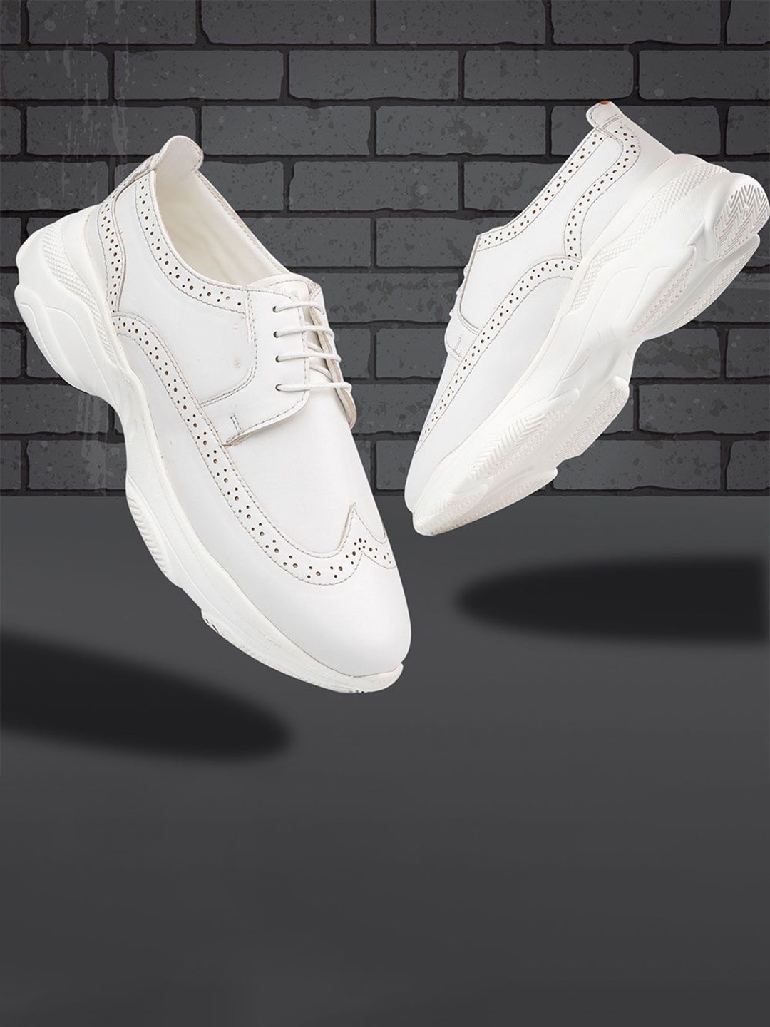

riffway Men Solid Round Toe Sneakers, White