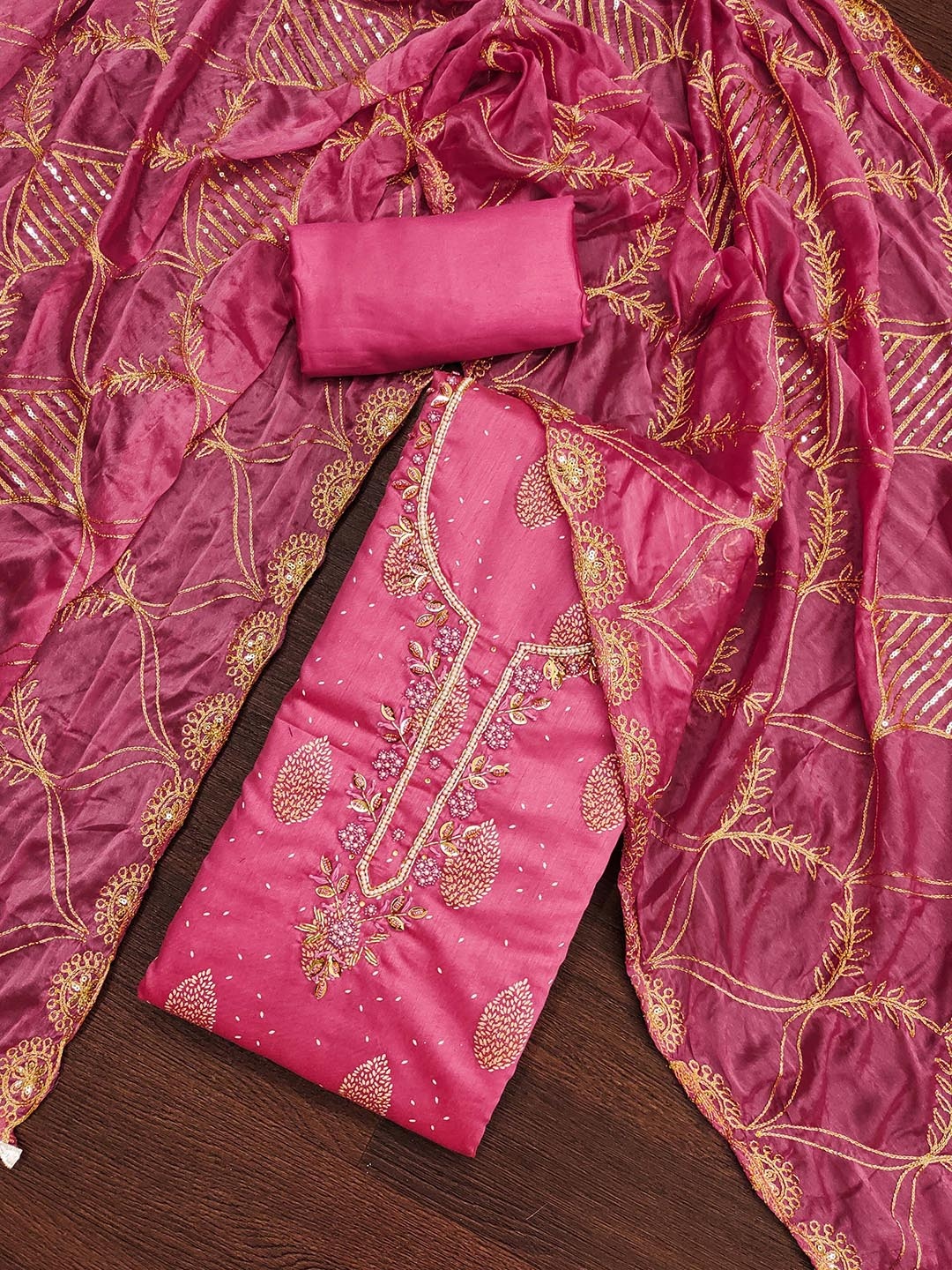 

SHADOW & SAINING Floral Printed Beads And Stones Unstitched Dress Material, Pink