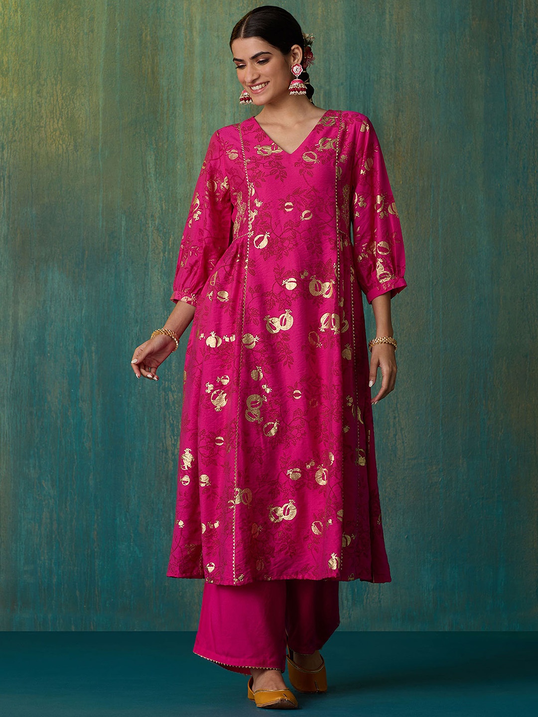 

DIVASTRI Floral Printed Panelled V-Neck A-Line Kurta With Palazzos, Pink