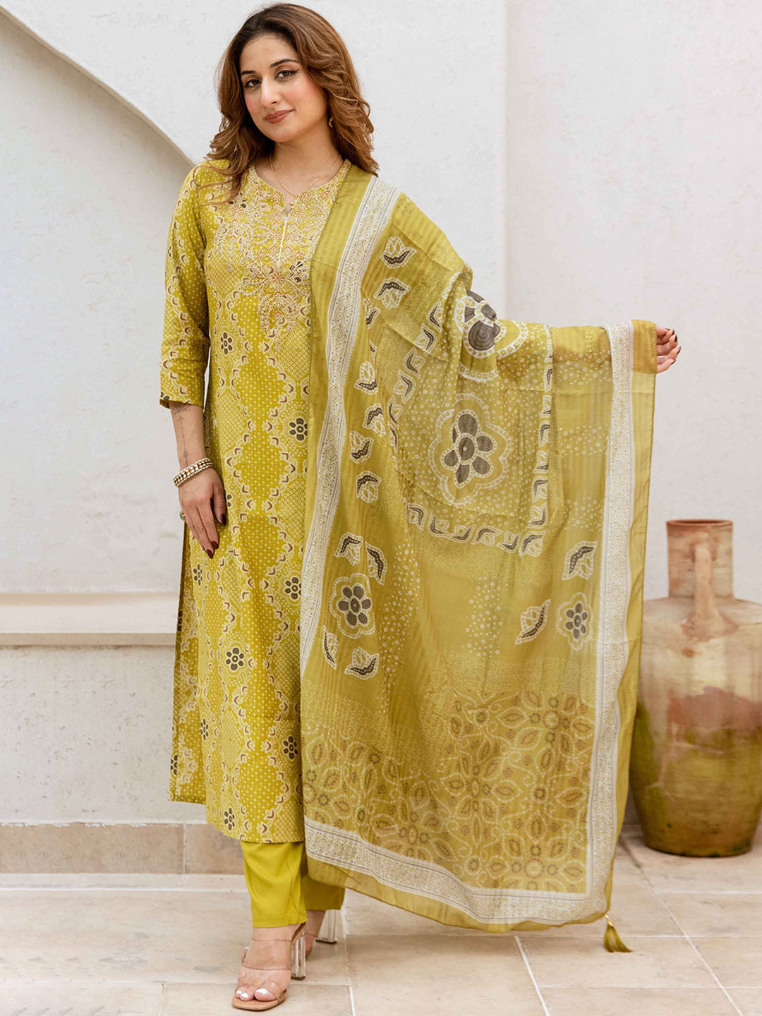 

DIVASTRI Bandhani Printed Thread Work Notch Neck Straight Kurta With Trousers & Dupatta, Green