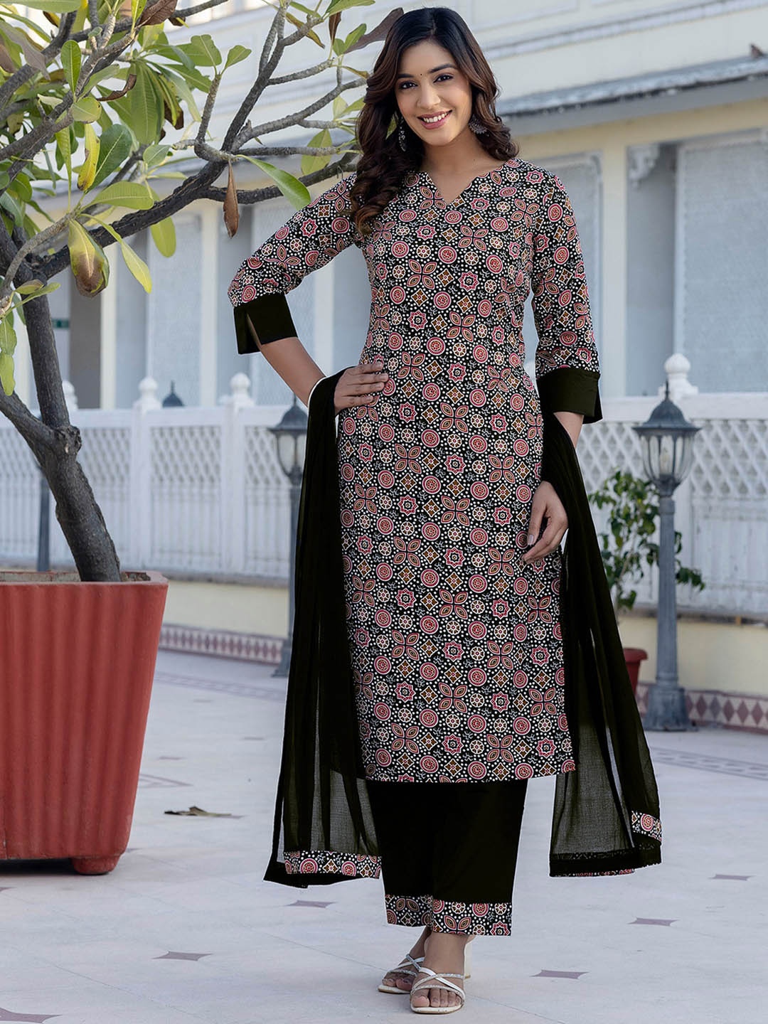

SKYLEE Floral Printed Straight Kurta With Trousers & Dupatta, Black