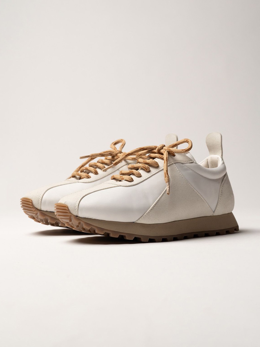 

Theater Seoul Women Contrast Sole White Sneaker With Memory Foam