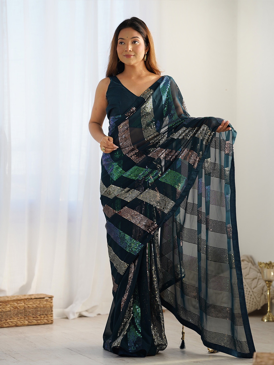 

Globon Impex Embellished Sequinned Pure Georgette Saree, Teal