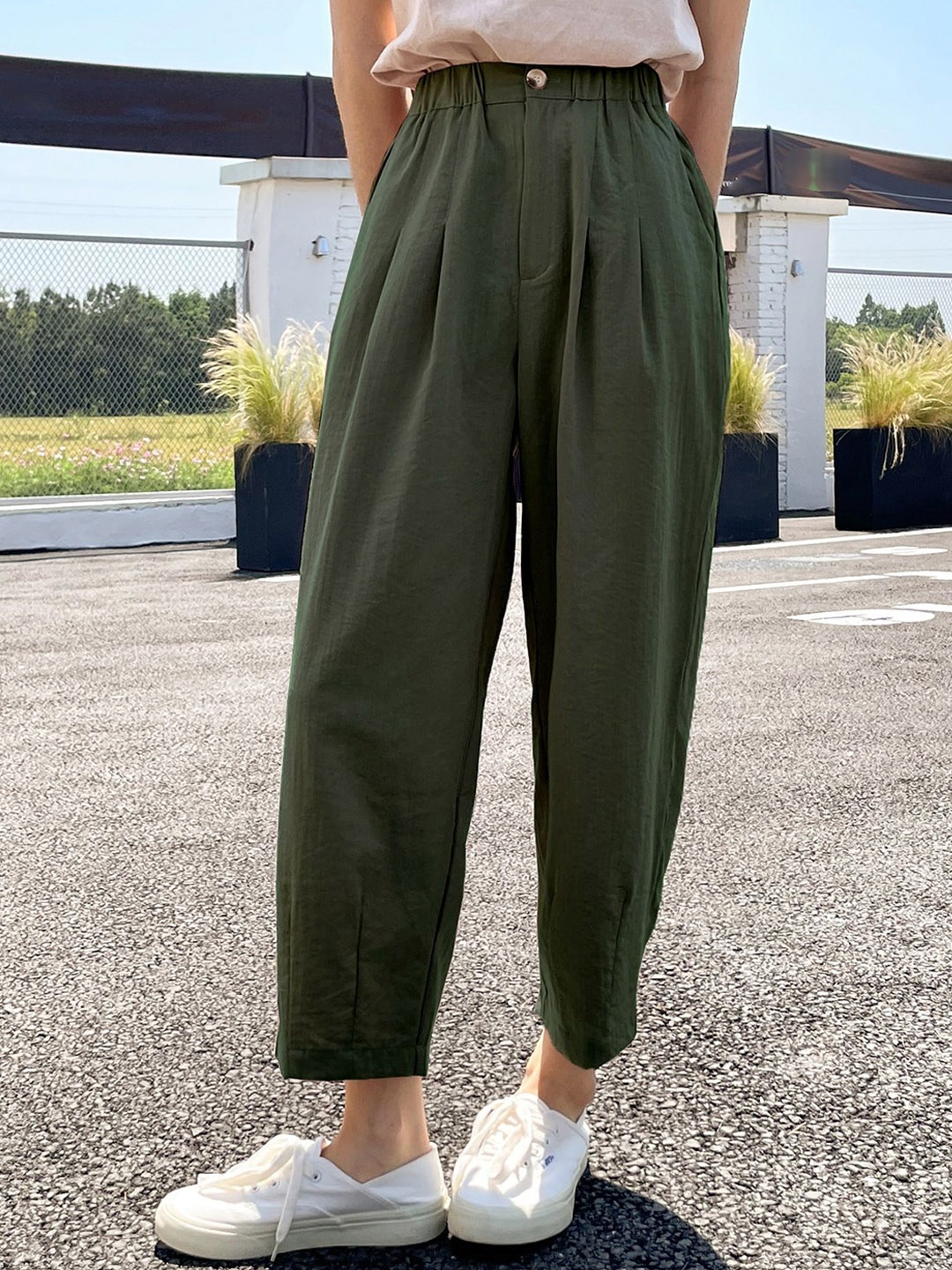 

AAHWAN Women Loose Fit High-Rise Pleated Trousers, Green
