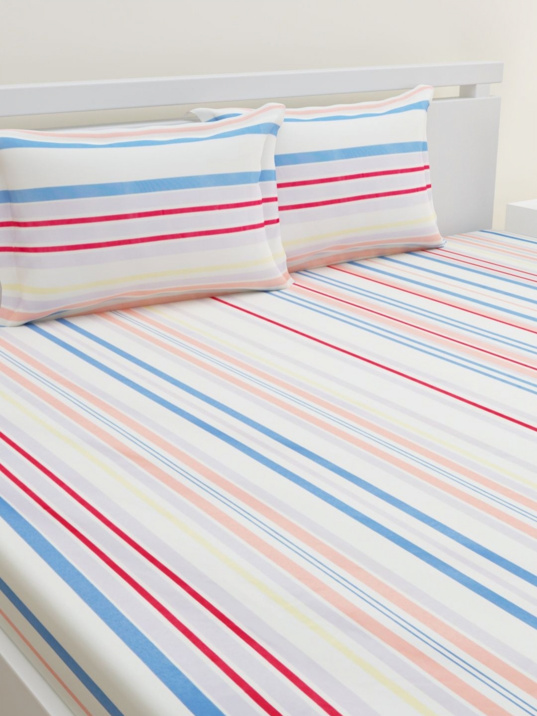

HOME AFFAIRS White & Red Geometric 160 TC Queen Bedsheet Set 1.5 m x 2.2 m