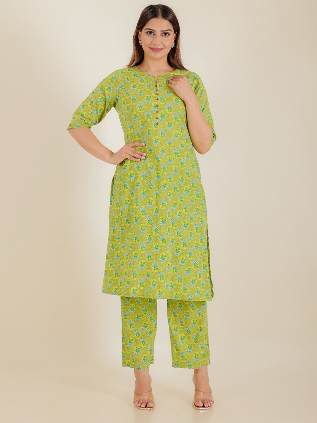 

Aramya Floral Printed V-Neck Pure Cotton Straight Kurta With Trousers, Green