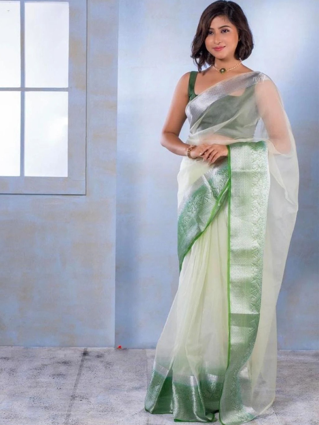 

DIVASTRI Woven Design Zari Organza Designer Saree, Green