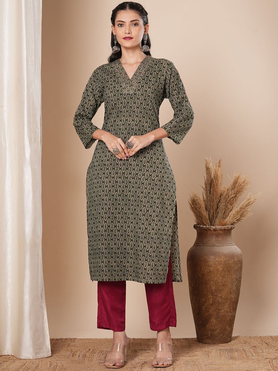

FASHOR Floral Printed V-Neck Sequinned Cotton Straight Kurta, Green