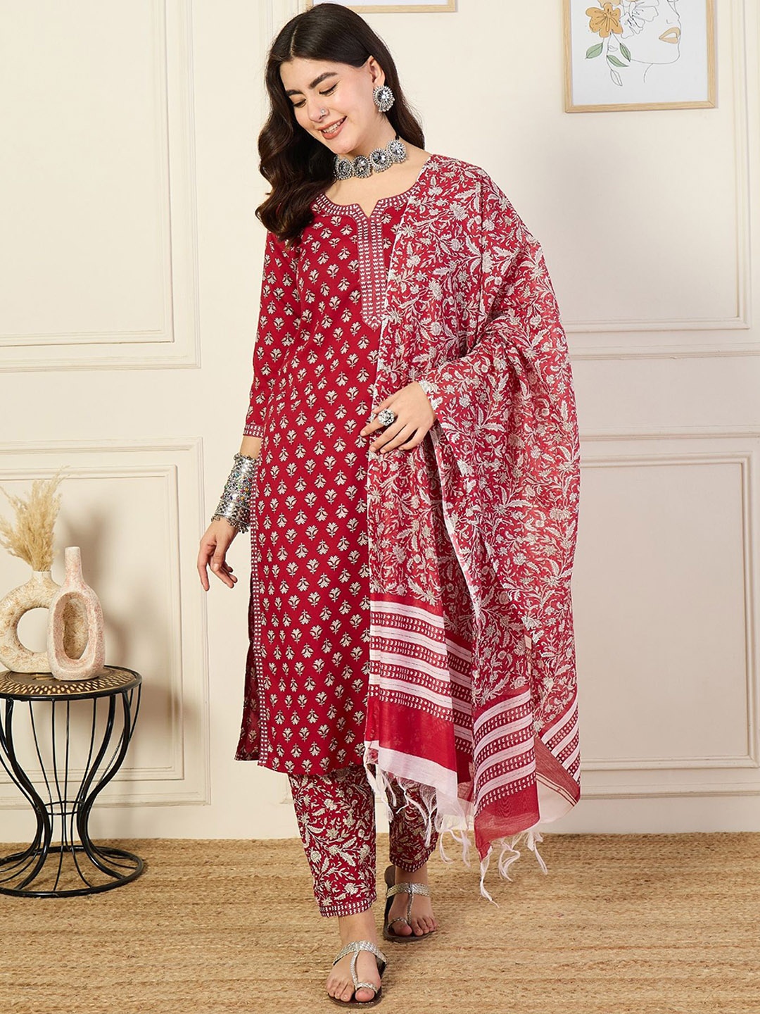 

DIVASTRI Floral Printed Notch Neck Straight Kurta with Trousers & Dupatta, Maroon