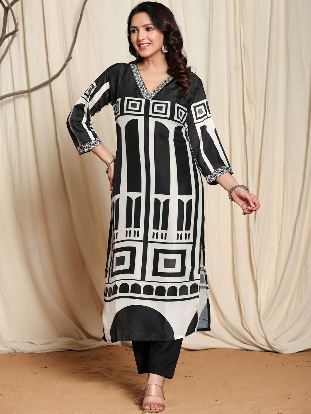 

Samhitas Geometric Printed Straight Kurta With Trousers, Black