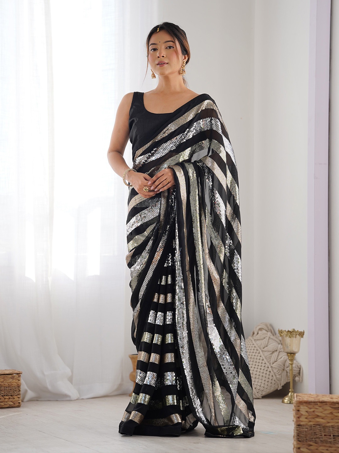 

Globon Impex Embellished Sequinned Pure Georgette Saree, Black