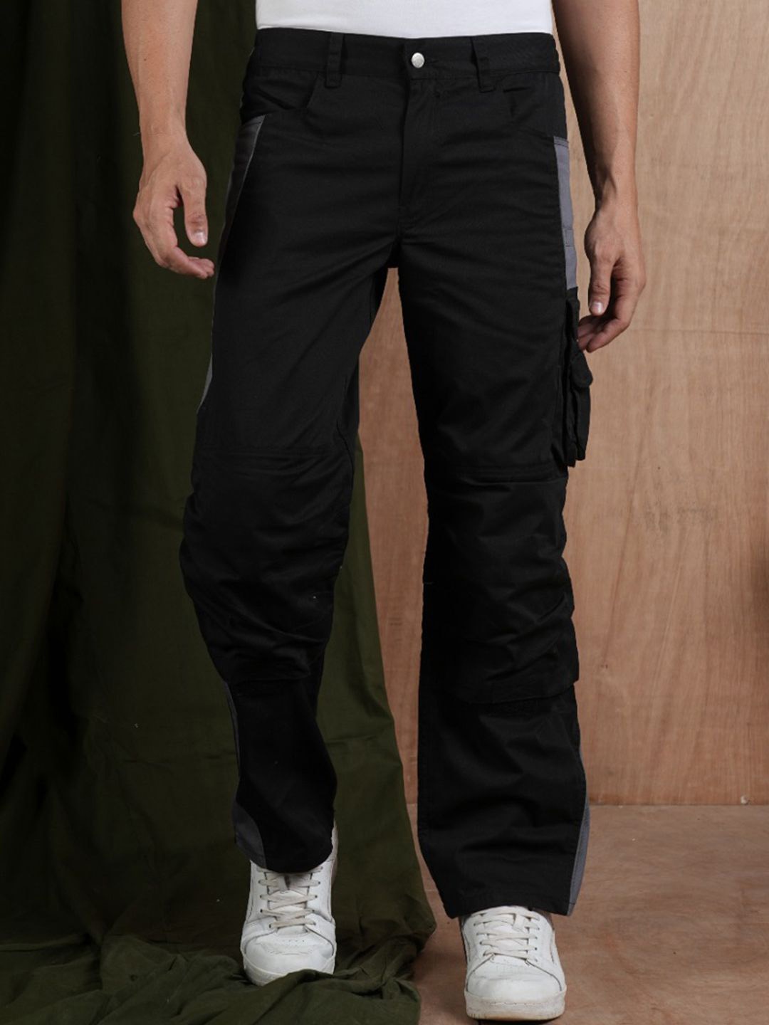 

PRONK Men Pure Cotton Relaxed-Fit Mid-Rise Cargo Trousers, Black