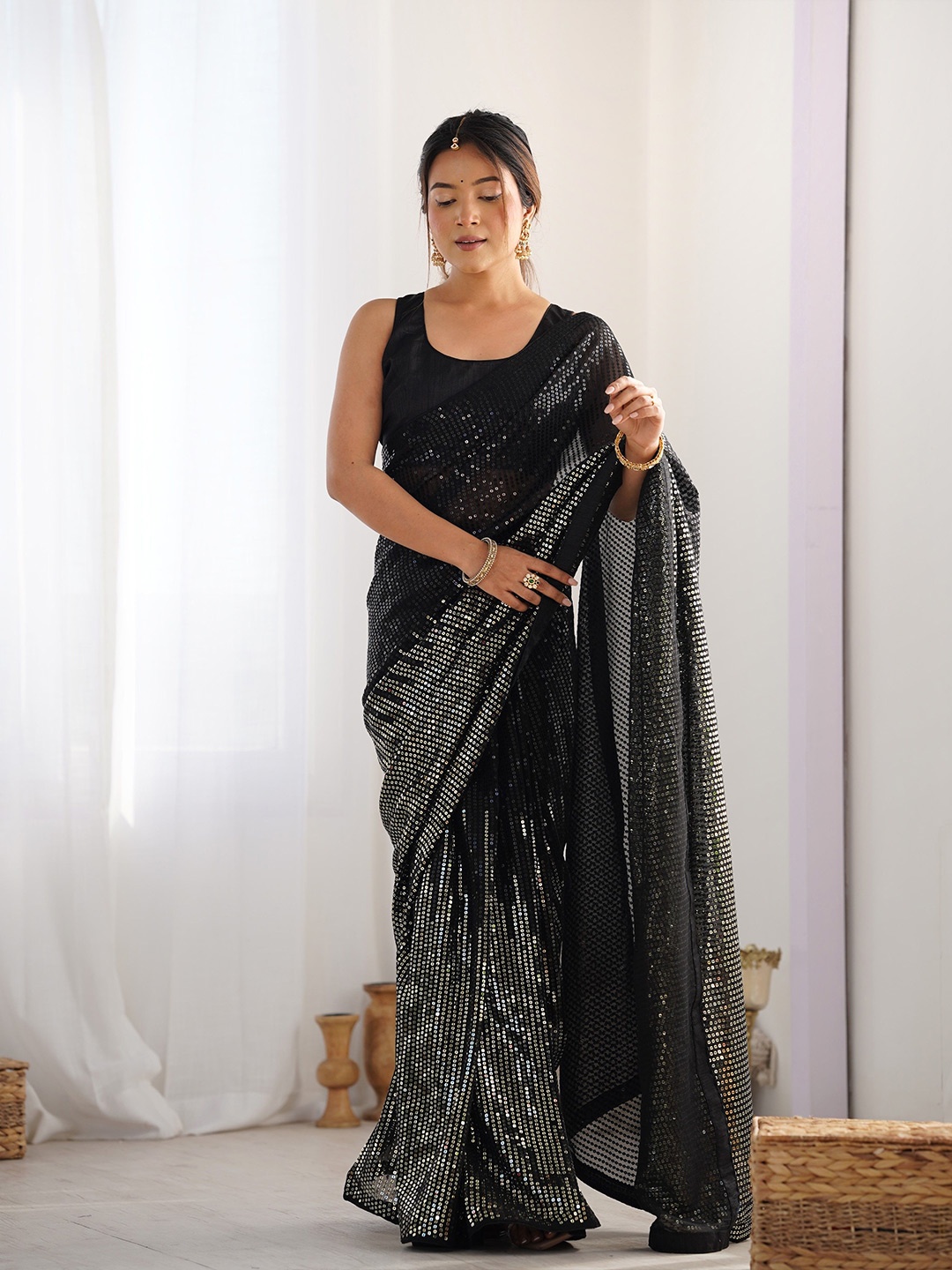 

Globon Impex Embellished Sequinned Pure Georgette Saree, Black