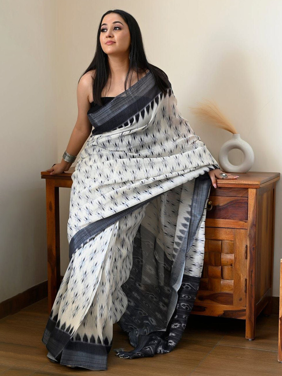 

Mitera Ethnic Motifs Printed Pure Cotton Saree, Grey