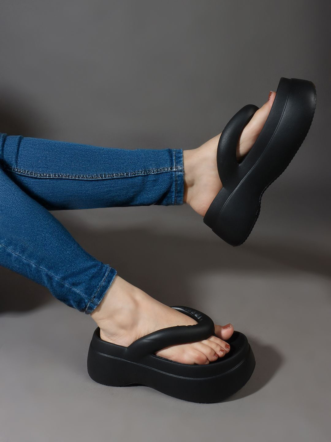 

The Roadster Lifestyle Co Women Comfortable Sliders, Black