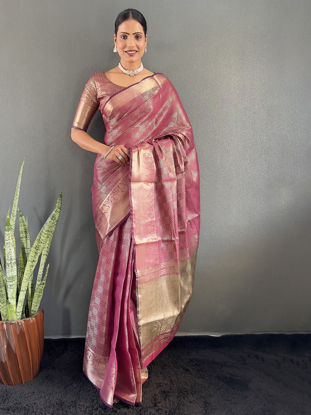 

Aika Woven Design Zari Tissue Saree, Pink