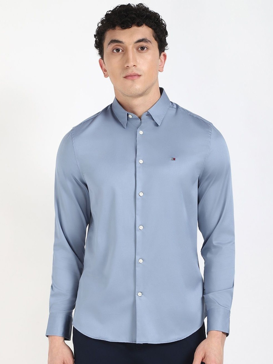 

Tommy Hilfiger Men Slim Fit Spread Collar Solid Cotton Casual Shirt, Blue