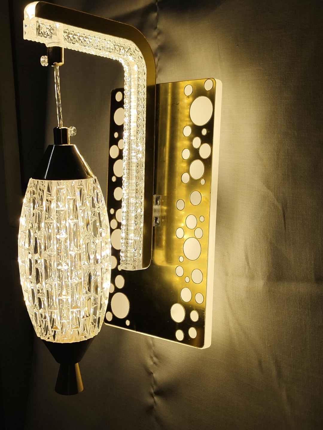 

KINIS Gold-Toned & White Printed Quirky Cylinder Shaped Wall Lamp
