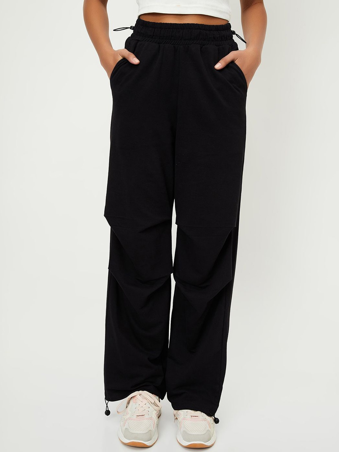 

max Women Pure Cotton Mid-Rise Parachute Cargo Trousers, Black