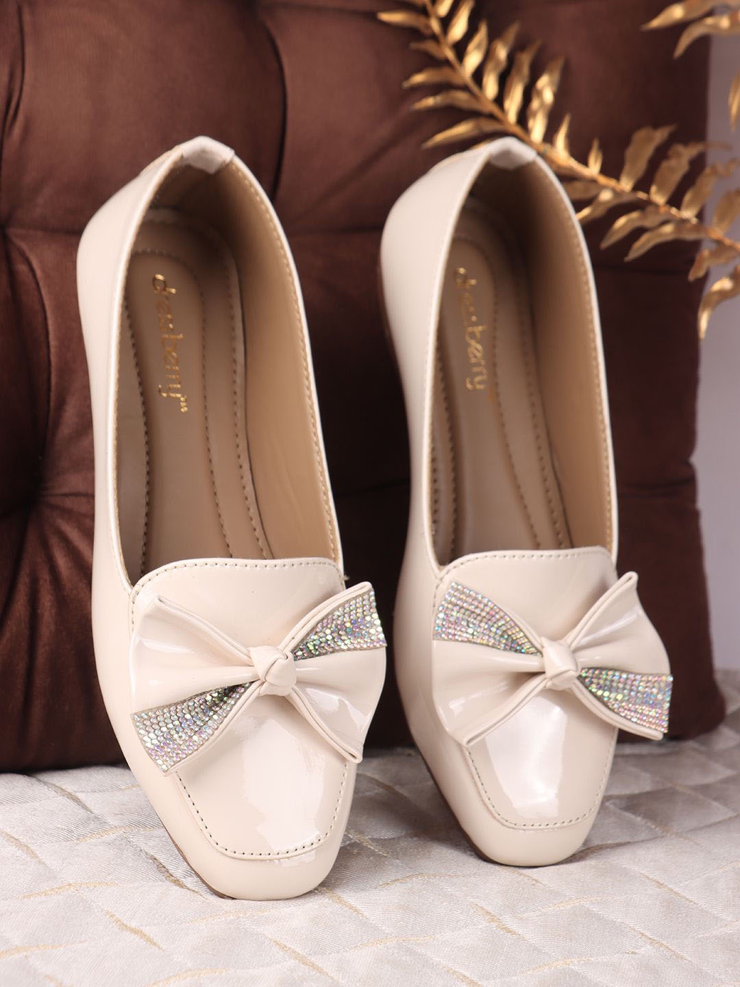 

DressBerry Women Embellished Mojaris with Bows Flats, White