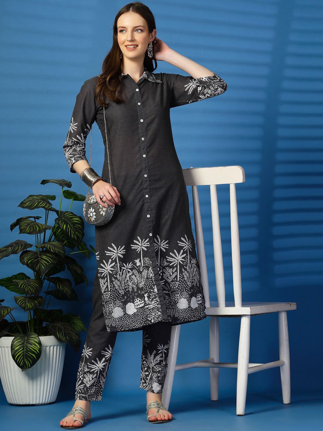 

Sangria Floral Printed Shirt Collar Kurta With Trouser, Black