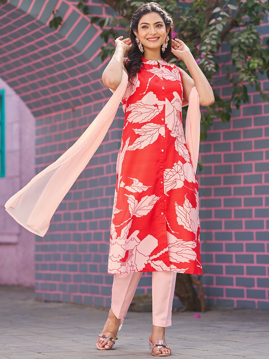 

VIBE VISION Floral Printed High Slit Mandarin Collar Kurta With Trousers & Dupatta, Red