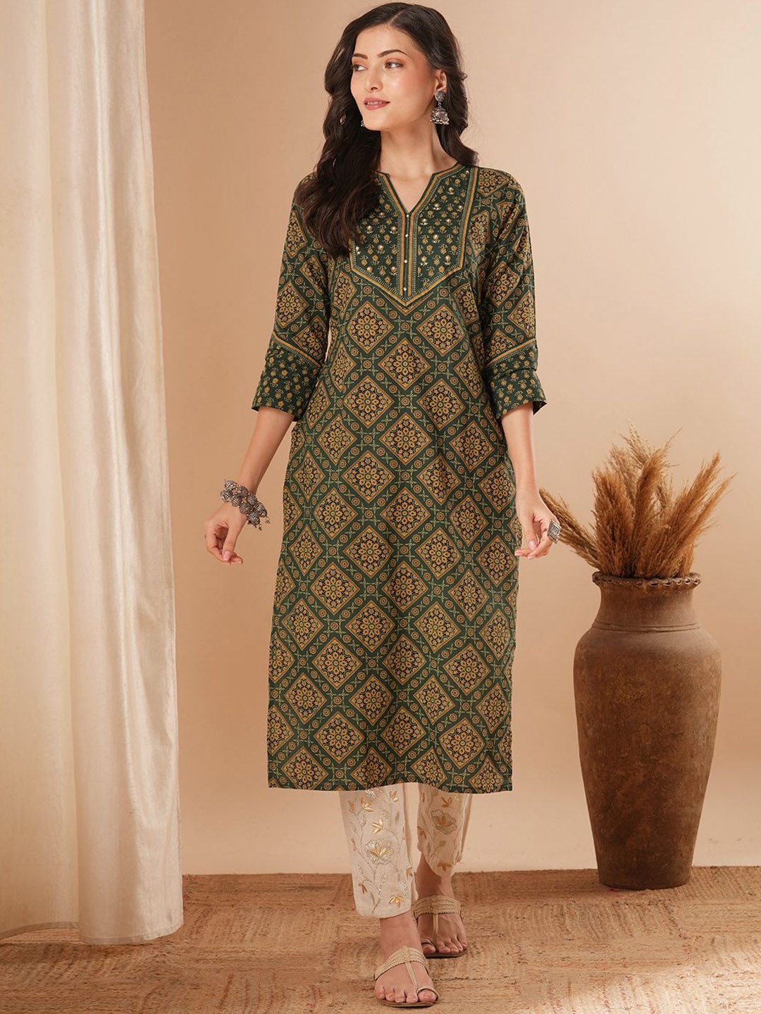 

FASHOR Floral Printed Notch-Neck Sequins Pure Cotton Straight Kurta, Green