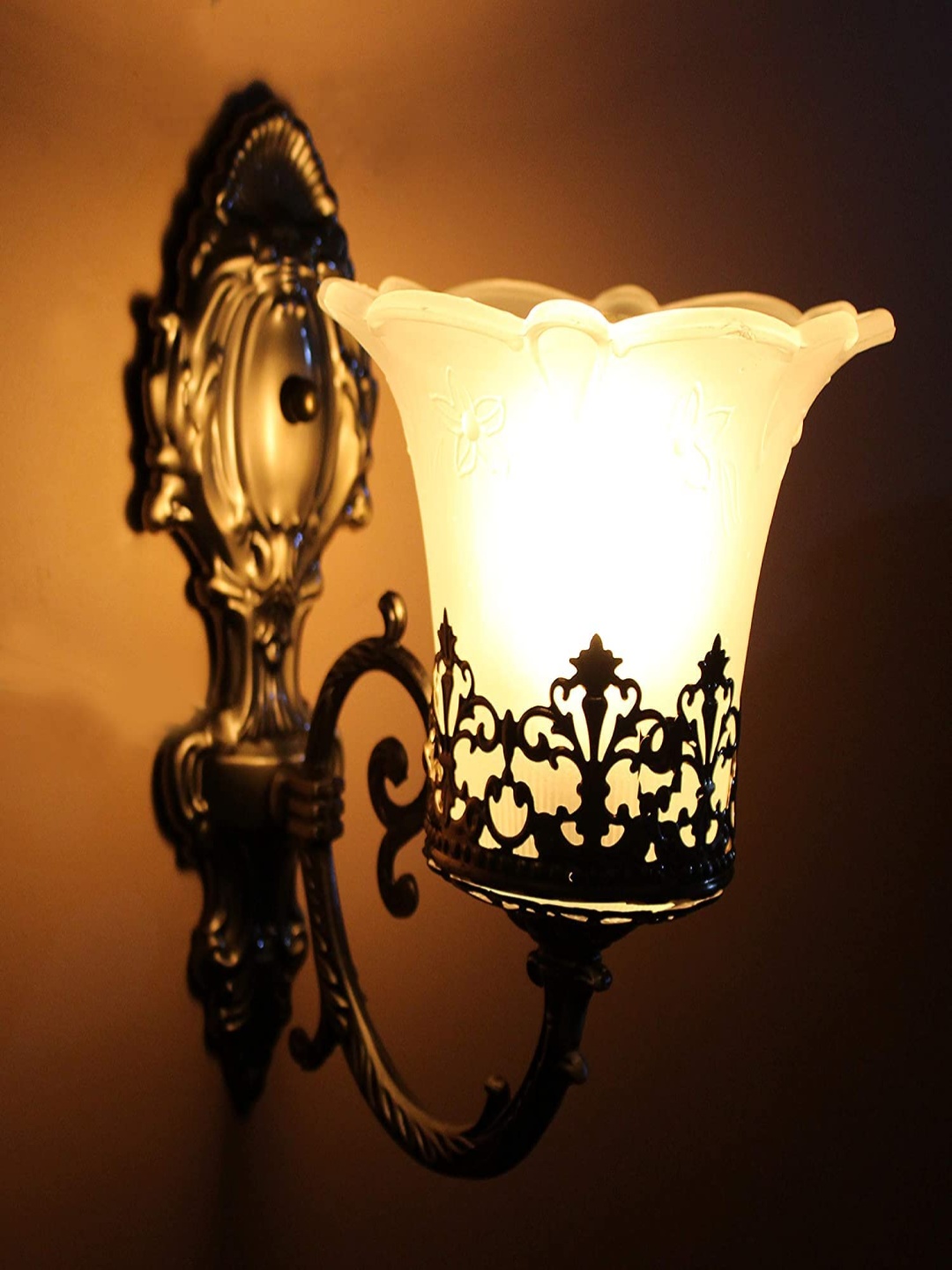 

KINIS Black & White Quirky Cylinder Shaped Wall Lamp