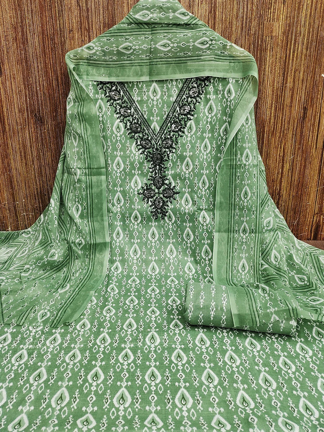 

SHADOW & SAINING Floral Embroidered Sequinned Pure Cotton Unstitched Dress Material, Green
