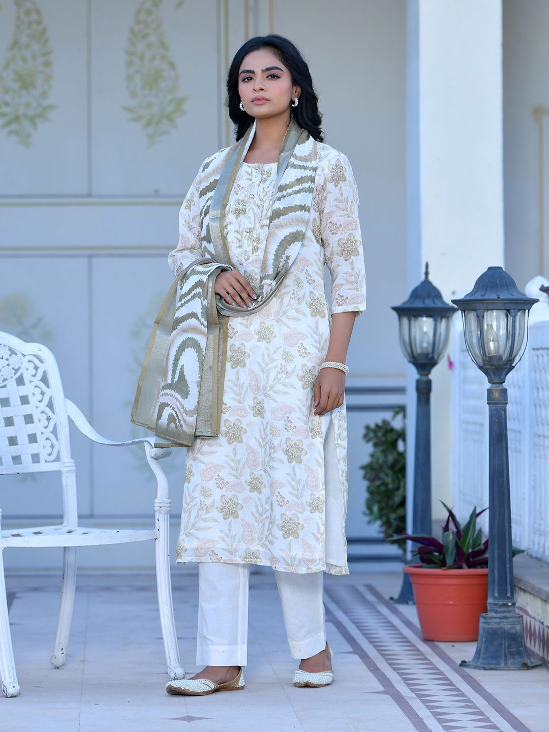 

VAASVA JAIPUR Floral Printed Beads & Stones Straight Kurta With Trousers & Dupatta, White
