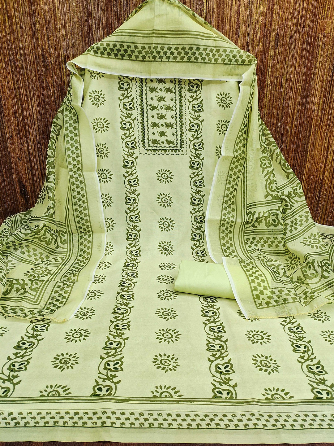 

SHADOW & SAINING Floral Printed Unstitched Dress Material, Green