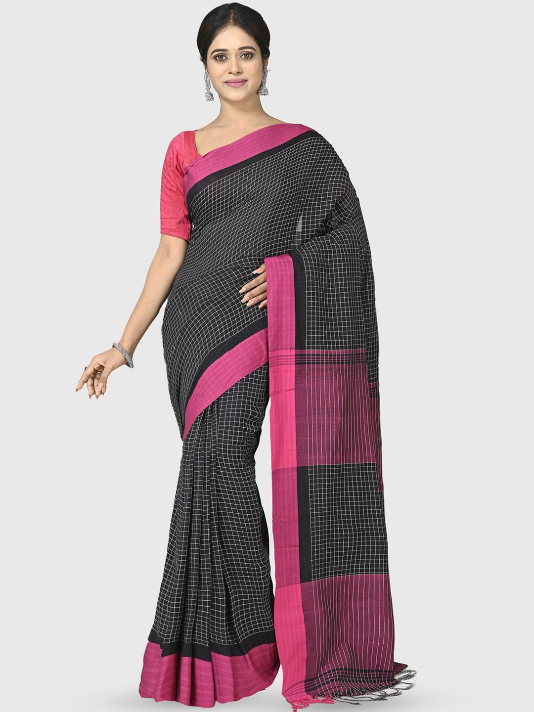 

Crochetin Checked Saree, Black